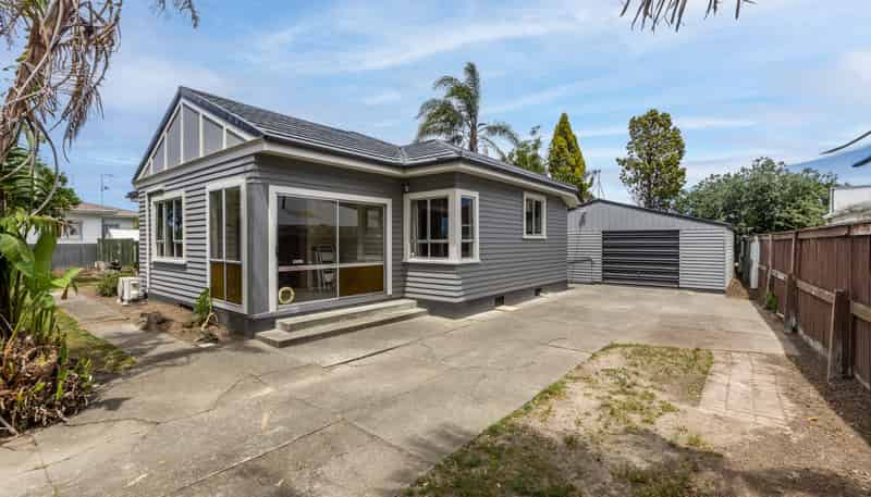 1026 Frederick Street West, Mahora