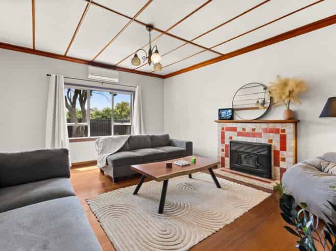 1026 Frederick Street West, Mahora