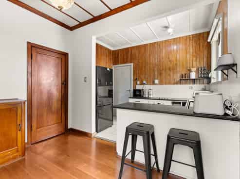 1026 Frederick Street West, Mahora