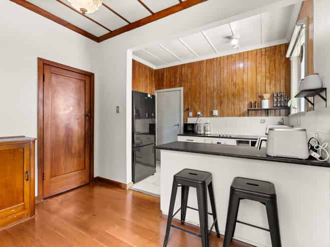 1026 Frederick Street West, Mahora