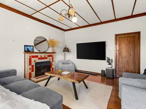 1026 Frederick Street West, Mahora