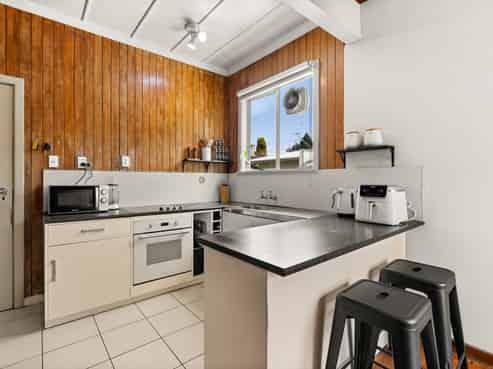 1026 Frederick Street West, Mahora