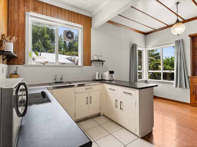 1026 Frederick Street West, Mahora