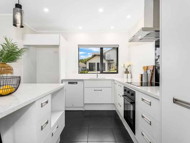 9 Paparoa Crescent, Aotea