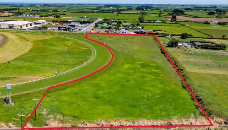 0n Waihi Road, Hawera