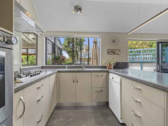 13A Mangorei Road, Strandon