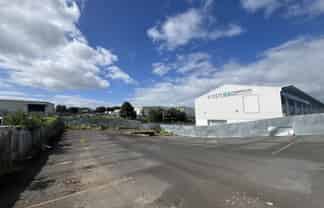 854sqm yard 300m from motorways