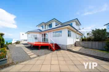 45 Tamworth Crescent, Newlands