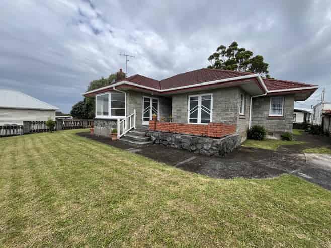 508 Devon Street East, Strandon