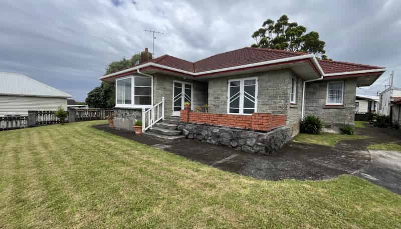 508 Devon Street East, Strandon