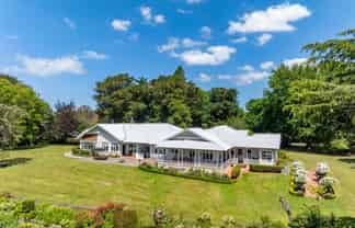 Timeless Wallingford Homestead: Heritage Landmark