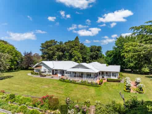 Timeless Wallingford Homestead: Heritage Landmark