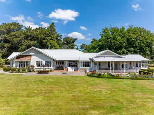 Timeless Wallingford Homestead: Heritage Landmark