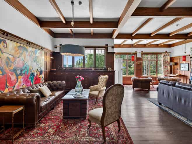 Timeless Wallingford Homestead: Heritage Landmark