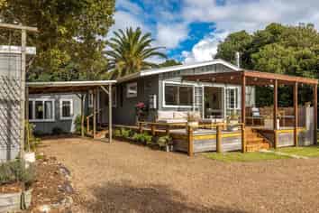 11 Putiki Road, Ostend