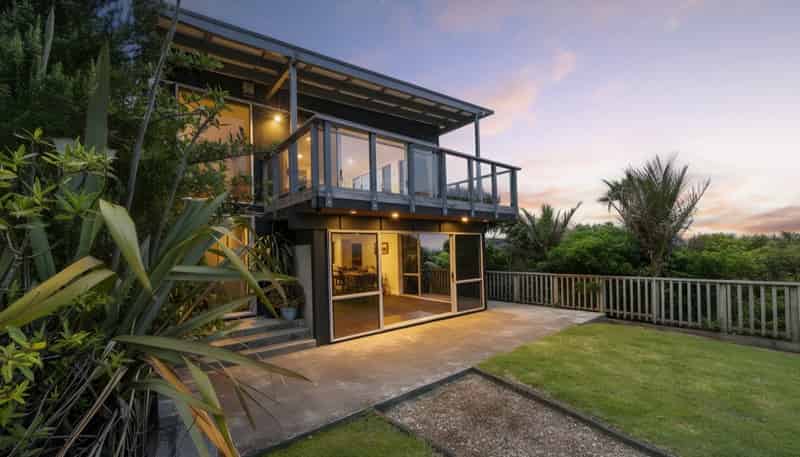 16 Log Race Road, Piha