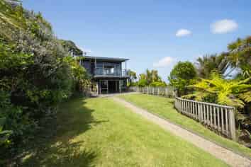 16 Log Race Road, Piha