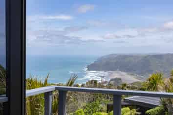 16 Log Race Road, Piha