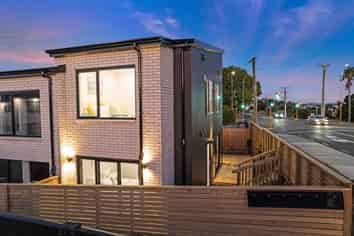 98A Royal Road, Massey