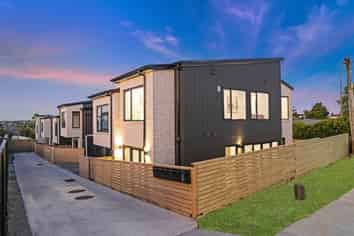 98A Royal Road, Massey