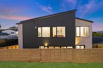 98A Royal Road, Massey