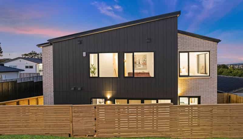 98A Royal Road, Massey