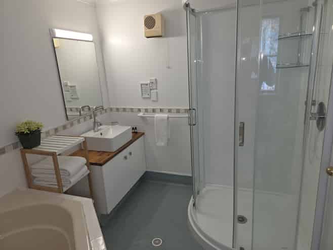 Charming lodge near Lake Taupo - investment gem!