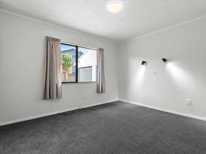 2/4 Laurie Avenue, Papakura