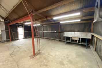 Large yard with warehouse in Riverlea 