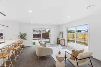 2/28 Wellington Street, Linwood