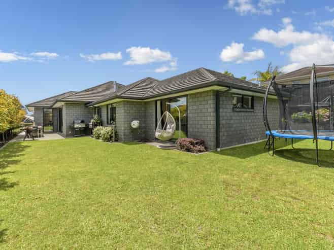 10 Benmore Crescent, Pyes Pa