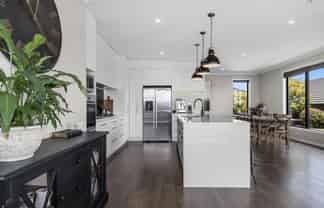 10 Benmore Crescent, Pyes Pa