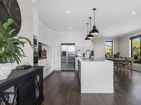 10 Benmore Crescent, Pyes Pa