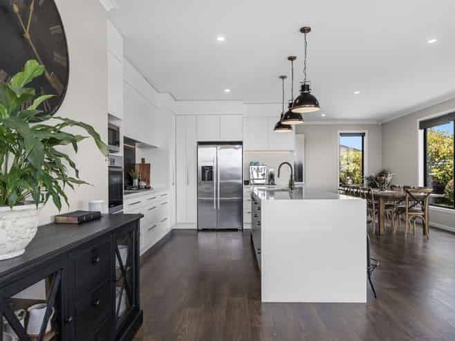 10 Benmore Crescent, Pyes Pa