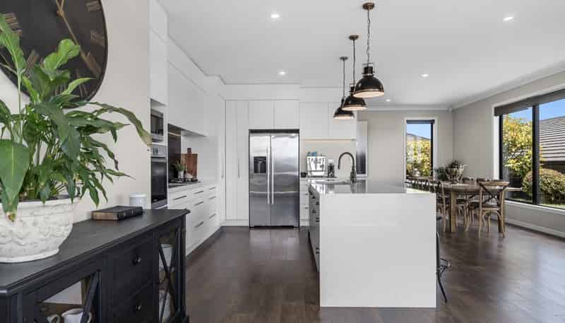 10 Benmore Crescent, Pyes Pa