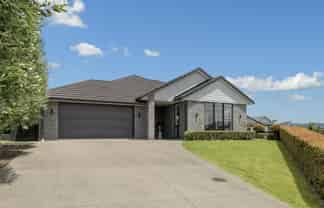 10 Benmore Crescent, Pyes Pa