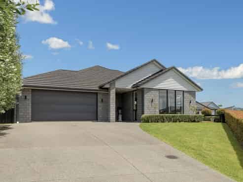 10 Benmore Crescent, Pyes Pa