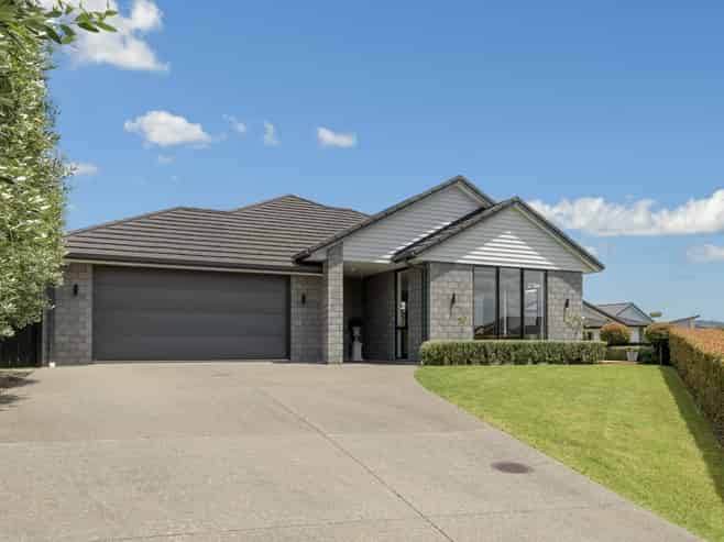 10 Benmore Crescent, Pyes Pa