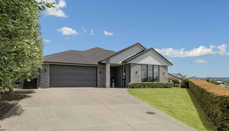 10 Benmore Crescent, Pyes Pa