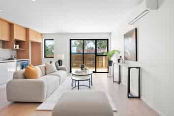 9-11/145 Albany Hway, Glenfield