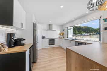 68 Owhiro Bay Parade, Owhiro Bay