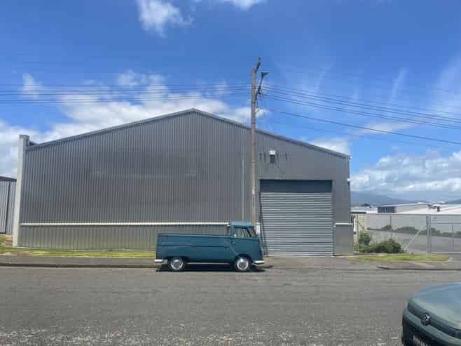 High-stud warehouse, excellent yard & dual access