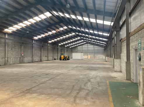 High-stud warehouse, excellent yard & dual access