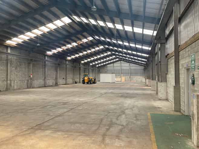 High-stud warehouse, excellent yard & dual access