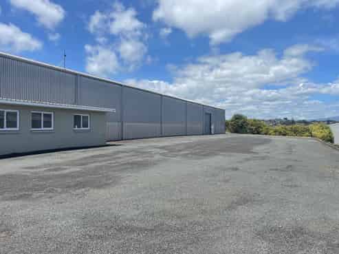 High-stud warehouse, excellent yard & dual access