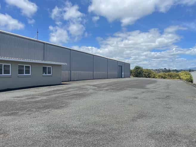 High-stud warehouse, excellent yard & dual access