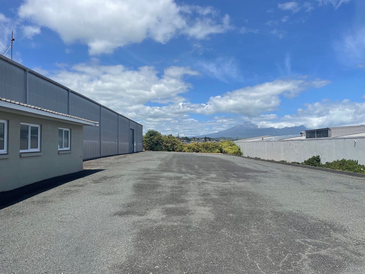 High-stud warehouse, excellent yard & dual access - Mehr