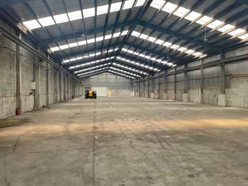 High-stud warehouse, excellent yard & dual access