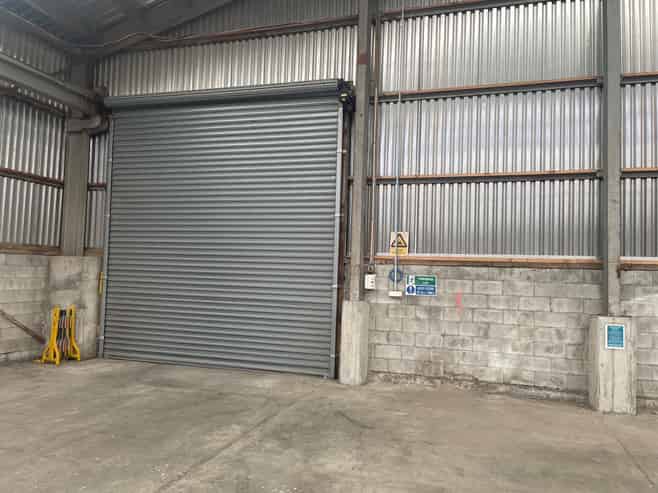 High-stud warehouse, excellent yard & dual access