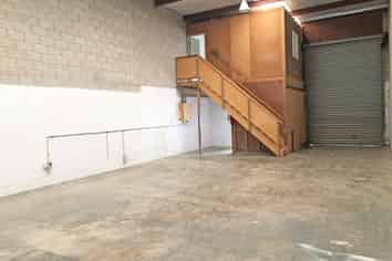 FUNCTIONAL WAREHOUSE FOR LEASE

